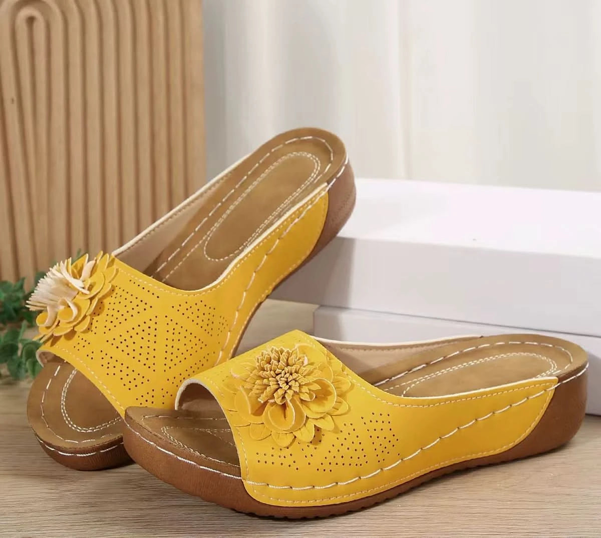 NESSA FLOWER DETAIL COMFORT SANDALS