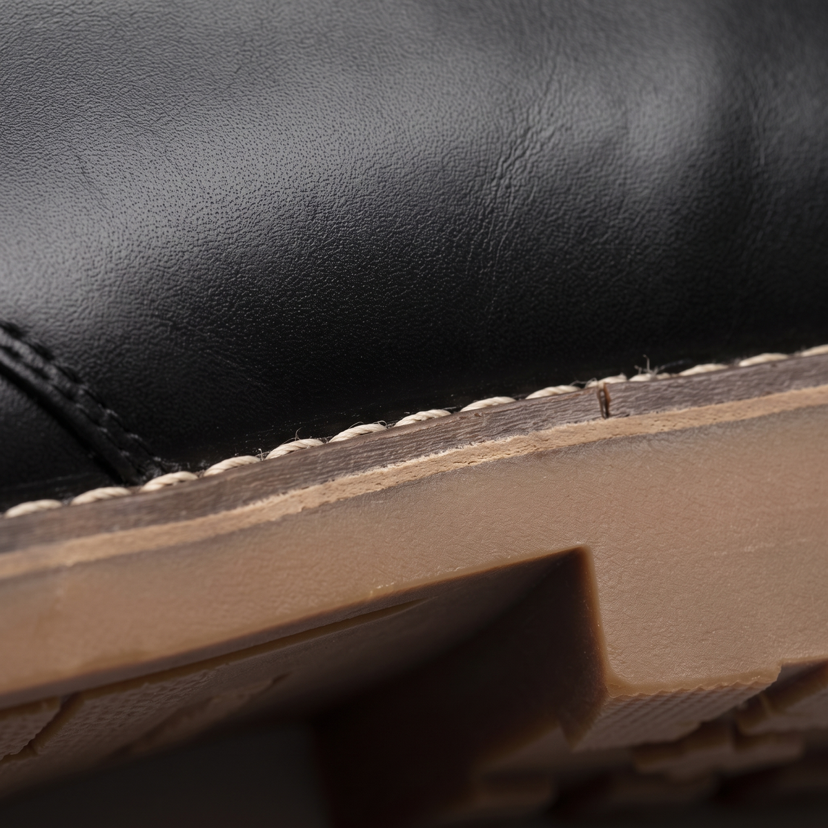 PLAIN TOE CHUKKA BOOTS
